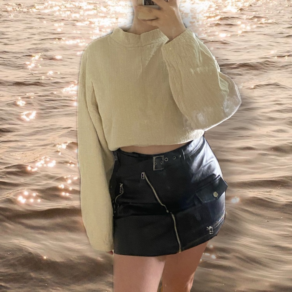 High Neck Creamy Sweatshirt